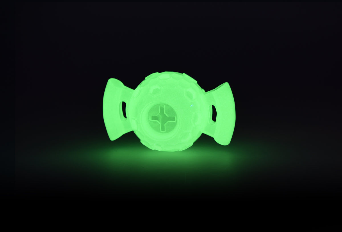 Gioco luminoso per cani Glow Treat Ball on Call, 15 x 7 x 5,5 cm, con spazio per snack, ideale per gioco notturno e igiene orale.